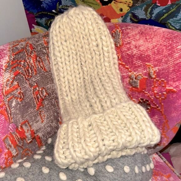 NWOT Urban Outfitters Ecote Mammoth Beanie in Ivory - Picture 5 of 9